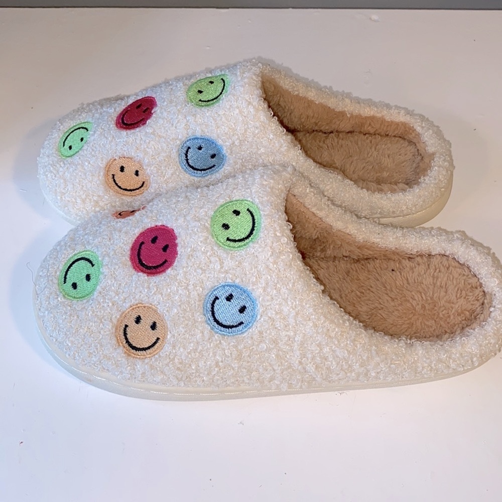 Cozy Smiley Face House Shoes (Size 5-6, Small) - Picture 3 of 4